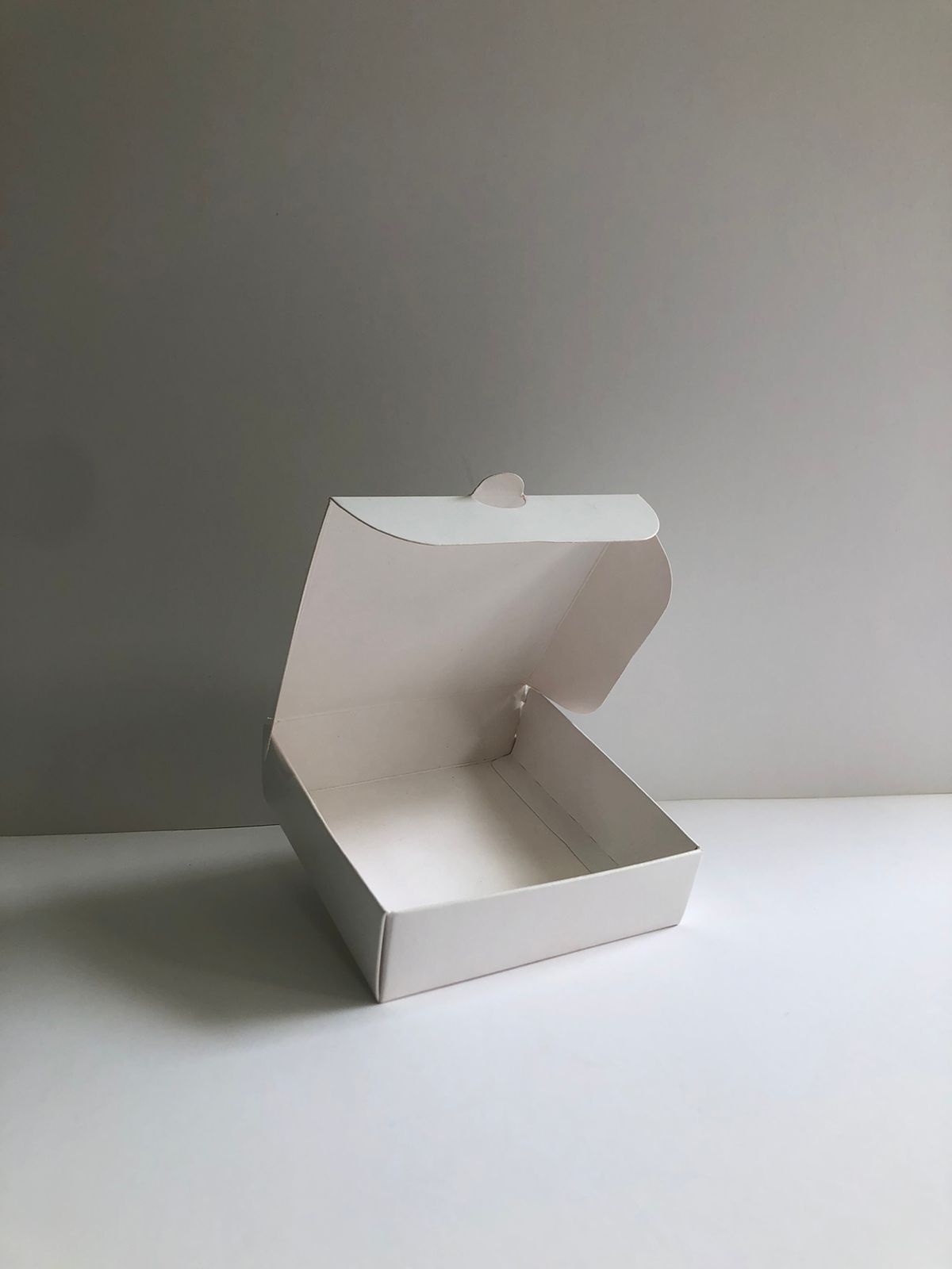 Caja Baul en Cartulina Blanca de 10x10x3