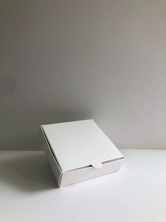 Caja Baul en Cartulina Blanca de 10x10x3