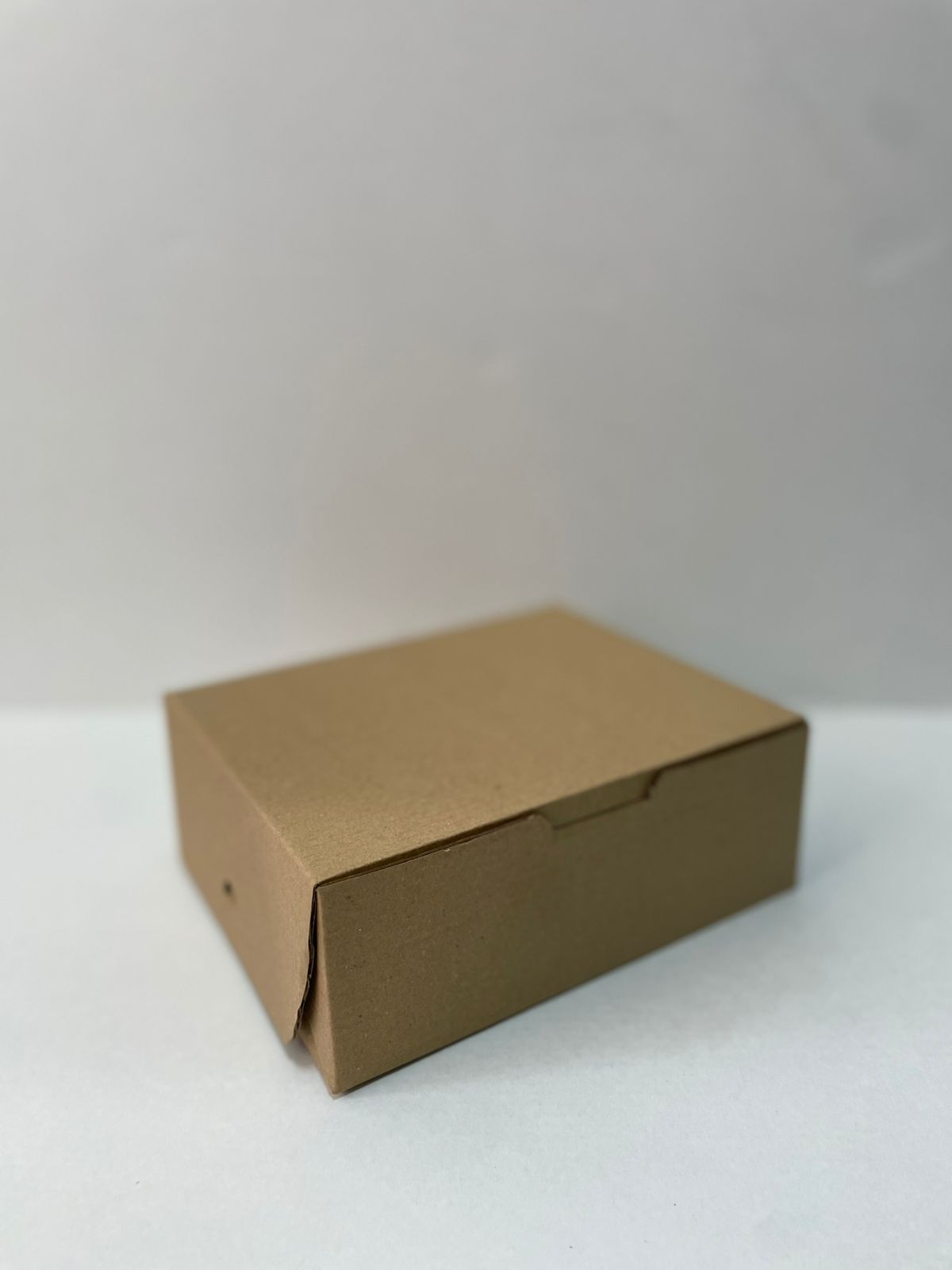 Caja Baul cierre Torta de 19x16x7 en Microcorrugado Cafe Cafe