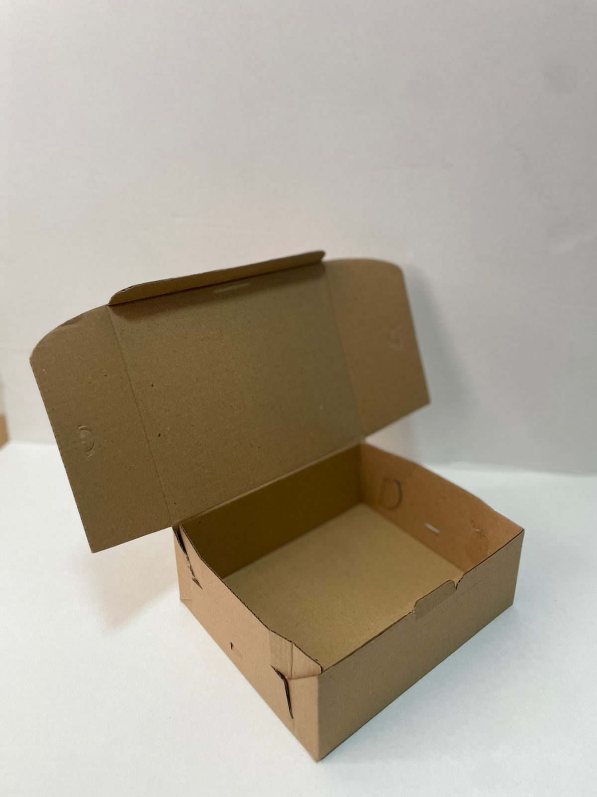 Caja Baul cierre Torta de 19x16x7 en Microcorrugado Cafe Cafe